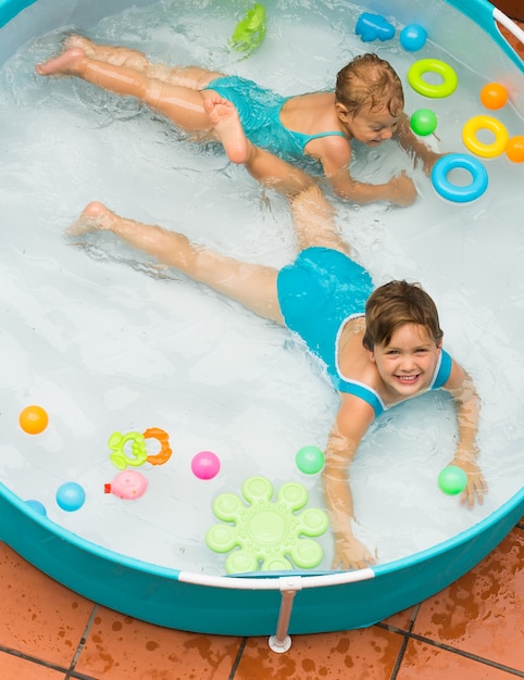 Niños nadando en la piscina para niños