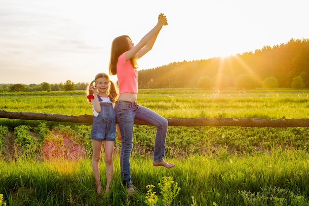 Foto los niños en la naturaleza juegan con el teléfono inteligente