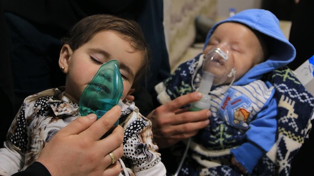 Foto niños con nebulizador en el hospital