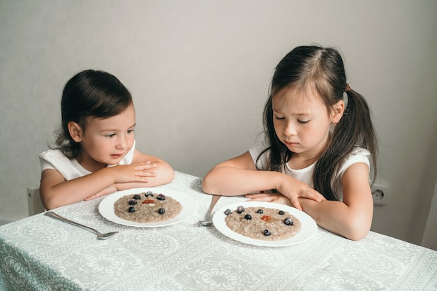 Los niños se niegan a comer papilla con bayas alimentos saludables para el crecimiento de los niños niños de mal humor ...