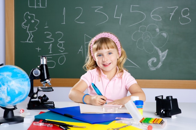 niños niña en el aula de la escuela con microscopio