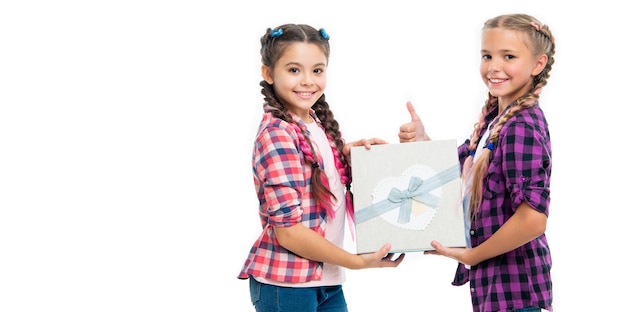 niños niñas con cajas feliz cumpleaños caja de regalo de cumpleaños niños niñas compartiendo regalo regalo a un amigo caja de regalo de compras Niñas manejando cuidadosamente el espacio de copia de la caja