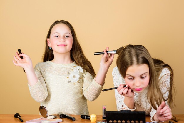 Los niños niñas componen la cara. Tienda de maquillaje. Experimentando con estilo. La creatividad es la mejor habilidad para el maquillaje. Recupere la escuela. Arte de maquillaje. Explore el concepto de bolsa de cosméticos para mamás. Salón y tratamiento de belleza.