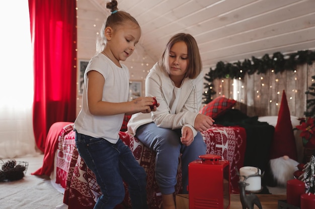 Niños niñas decorando el árbol de Navidad, Feliz Navidad y Año Nuevo. Concepto de familia, vacaciones de invierno y personas, retrato de familia amorosa de cerca.