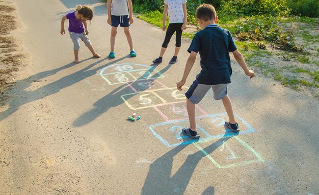 Foto niños y niñas jugando en la carretera