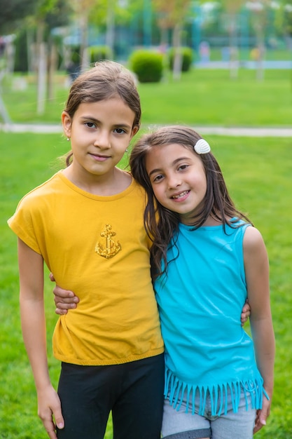 Foto niños niñas novias en el parque enfoque selectivo