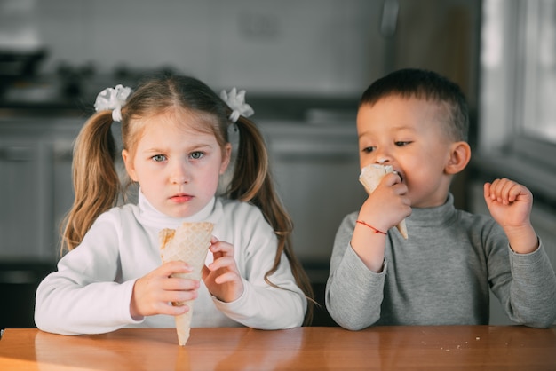 niños niño y niña comiendo helado en la cocina es muy divertido muy dulce