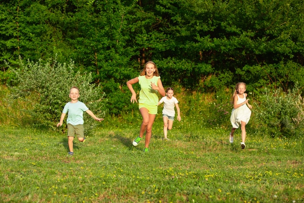 Niños niños corriendo en la pradera