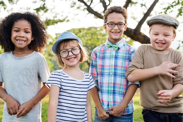 Foto los niños ocasionales alegran el concepto lindo de los niños de los amigos