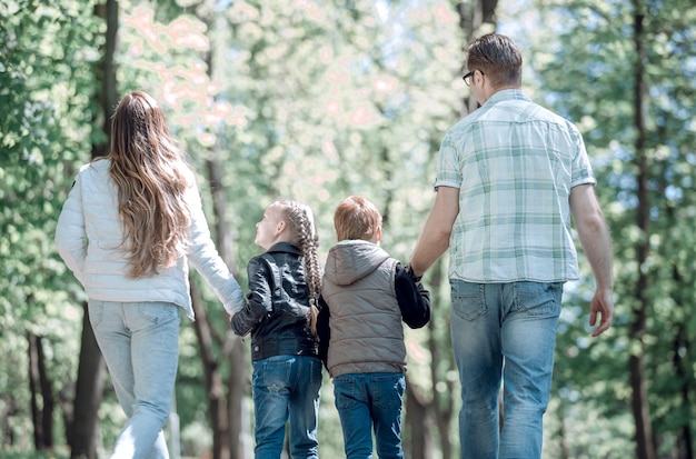 Niños y padres en un paseo por el concepto de Parkthe de entretenimiento familiar