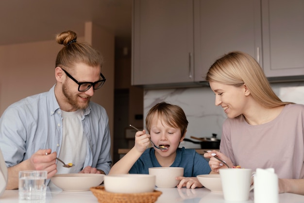 Niños y padres de tiro medio en la mesa