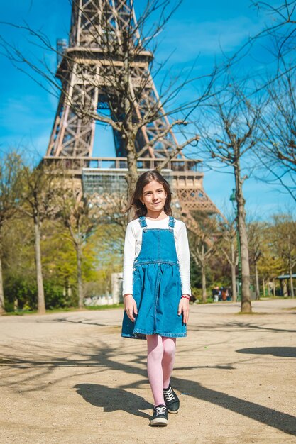 Niños en París cerca de la Torre Eiffel Enfoque selectivo