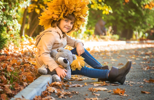 Niños en el parque con hojas de otoño Enfoque selectivo