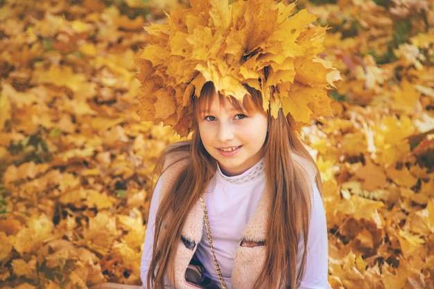 Niños en el parque con hojas de otoño. Enfoque selectivo.