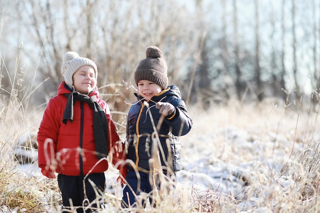 Los niños en el parque de invierno juegan