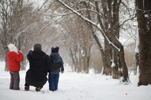 Los niños en el parque de invierno juegan