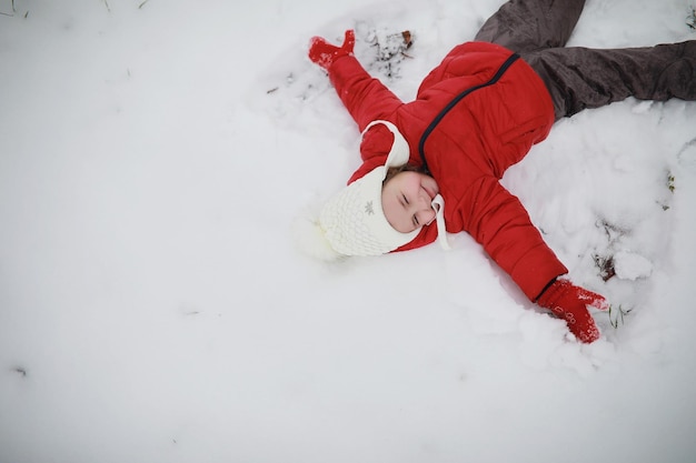 Los niños en el parque de invierno juegan