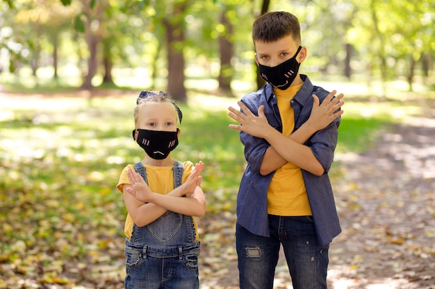 Niños en el parque con máscaras.