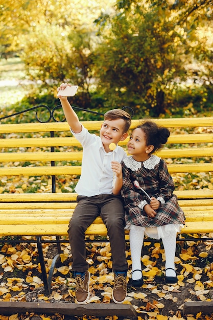 Foto niños en un parque