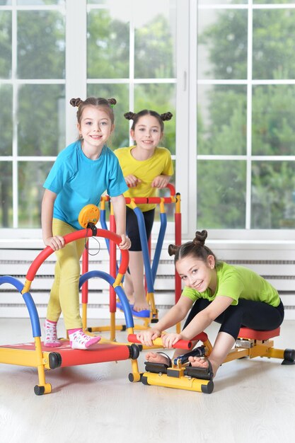 Los niños participan en el entrenamiento físico