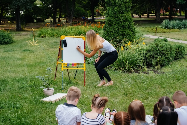 Los niños participan en lecciones al aire libre en el parque.