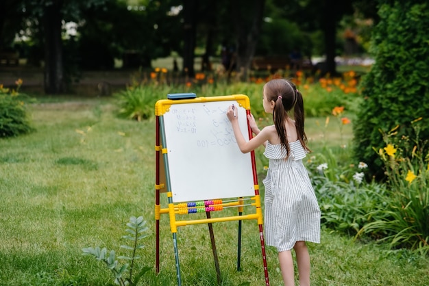 Los niños participan en lecciones al aire libre en el parque.