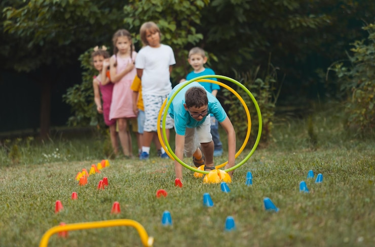 Foto los niños pasan activamente tiempo en el jardín