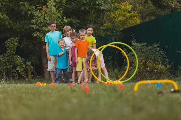 Foto los niños pasan tiempo activamente en el jardín.