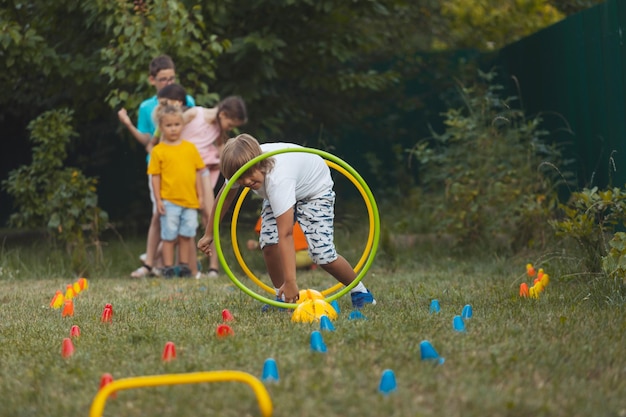 Foto los niños pasan tiempo activamente en el jardín.