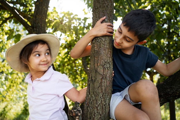 Foto niños pasando tiempo al aire libre en una zona rural disfrutando de la infancia