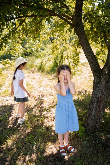 Niños pasando tiempo al aire libre en una zona rural disfrutando de la infancia