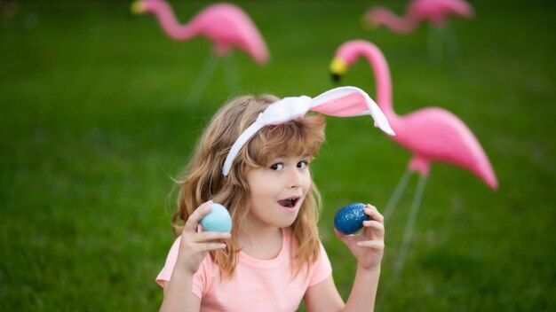 Niños de pascua niño cazando huevos de pascua lindo niño disfrazado de conejo con orejas de conejo con pascua