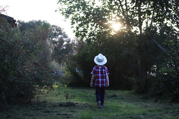 Niños a pasear por el parque de otoño. Caída de hojas en el parque. Familia. Otoño. Felicidad.