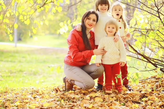 Niños de paseo en el parque de otoño Caída de hojas en el parque Familia Otoño Felicidad