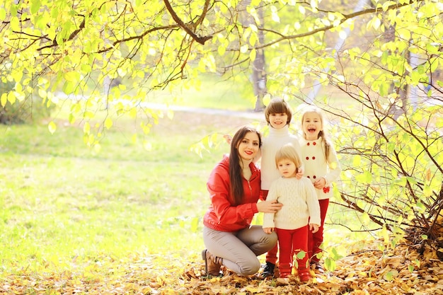 Niños de paseo en el parque de otoño Caída de hojas en el parque Familia Otoño Felicidad