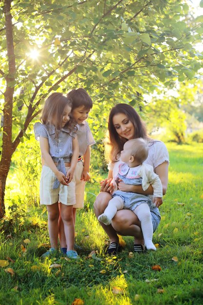 Niños de paseo en verano Los niños disfrutan del campo Risas y salpicaduras de agua