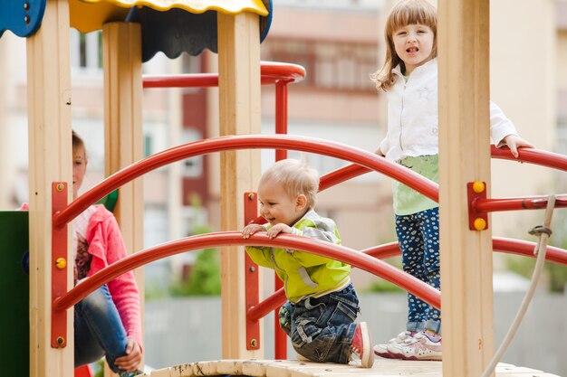 Niños en el patio de recreo