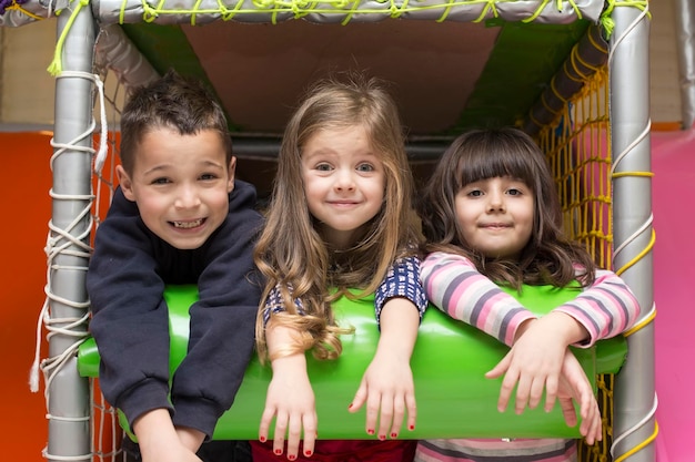 Niños en el patio de recreo