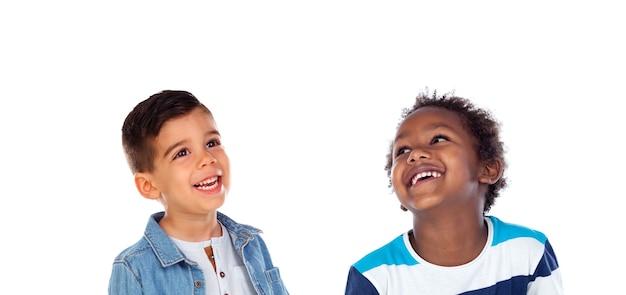 Niños pensativos aislado sobre un fondo blanco.