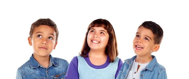 Foto niños pensativos aislado sobre un fondo blanco.