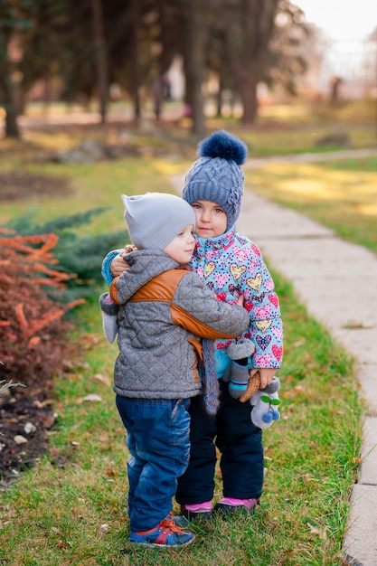 Niños pequeños abrazados en el parque