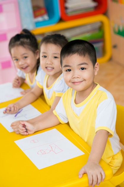 Niños pequeños asiáticos