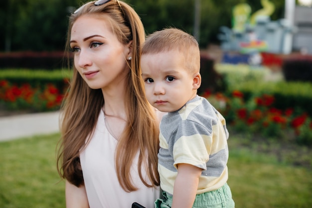 Los niños pequeños caminan por el parque con sus padres.