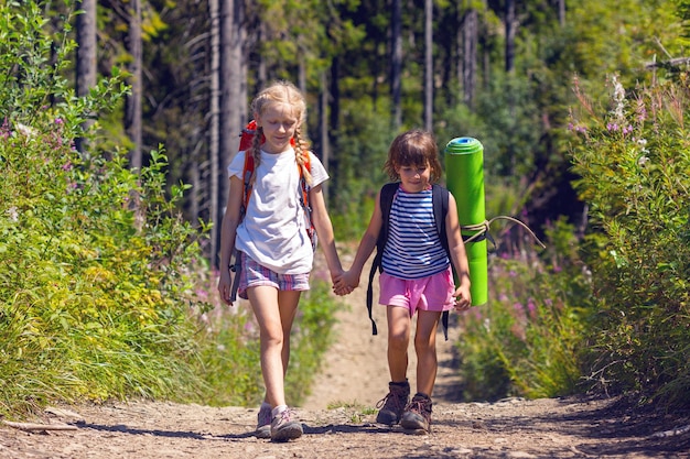 Niños pequeños en una caminata