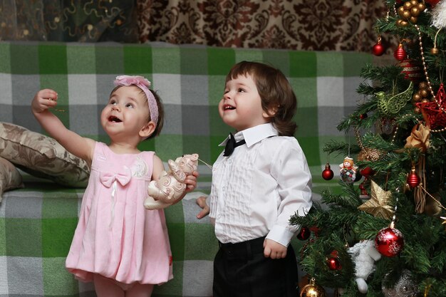 Niños pequeños cerca de una Navidad