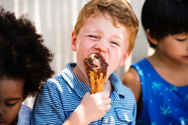 Niños pequeños comiendo deliciosos helados