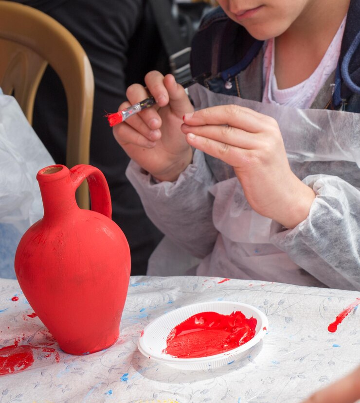 Foto niños pequeños decorando cerámica de barro hecha a mano