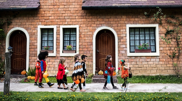 Los niños pequeños engañan o tratan durante Halloween