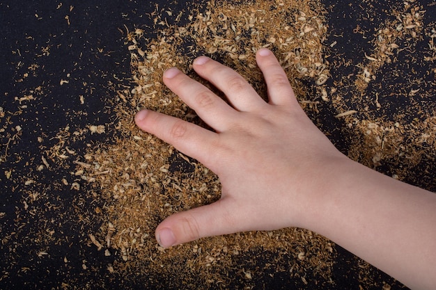 Los niños pequeños entregan tabaco en negro