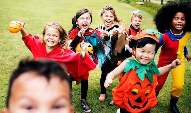 Niños pequeños en la fiesta de halloween